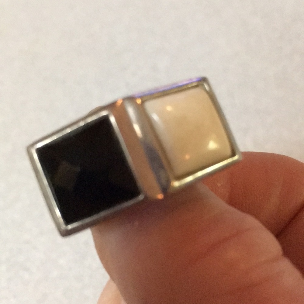 Black onyx & mother of pearl ring